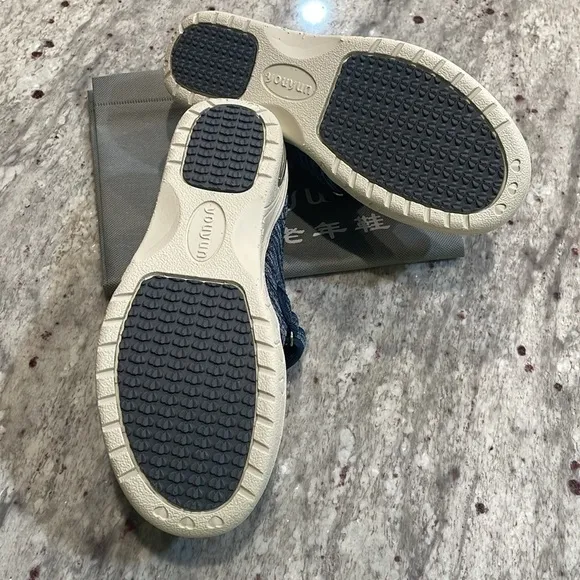 Diabetic shoes Velcro wide tongue