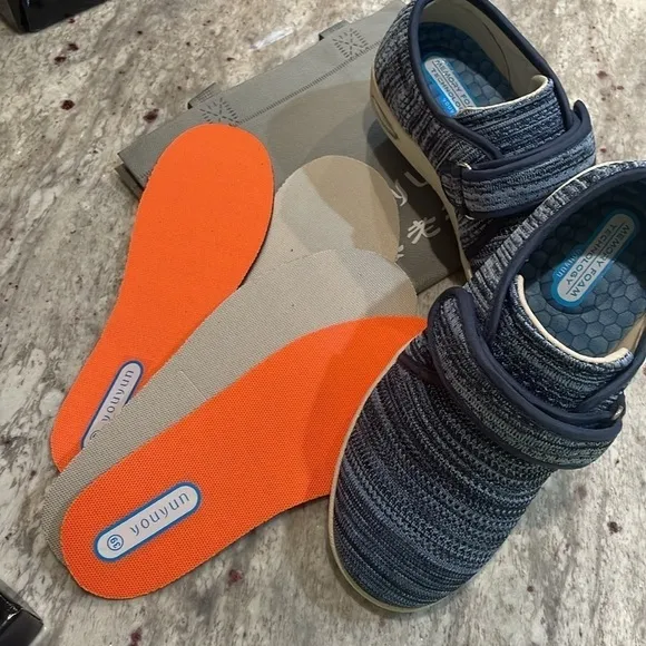 Diabetic shoes Velcro wide tongue