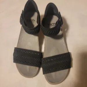 earth &quot;Ivy Seneca&quot; Stacked Heel Sandal Size 8.5