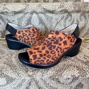 EEUC Women's Alegria Rosie Peep Toe Wedge Sandals Leopard Print Size 39 or 9