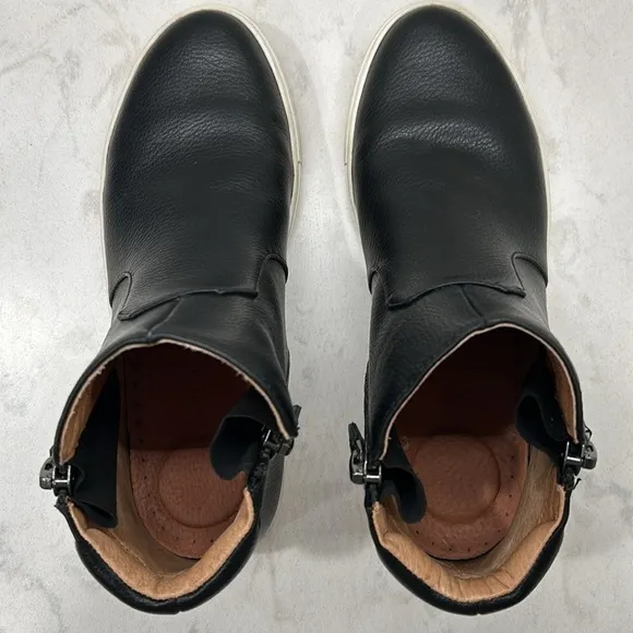 Gentle Souls “ Carter” Black Leather Sneaker Style Ankle Boots Size 7.5