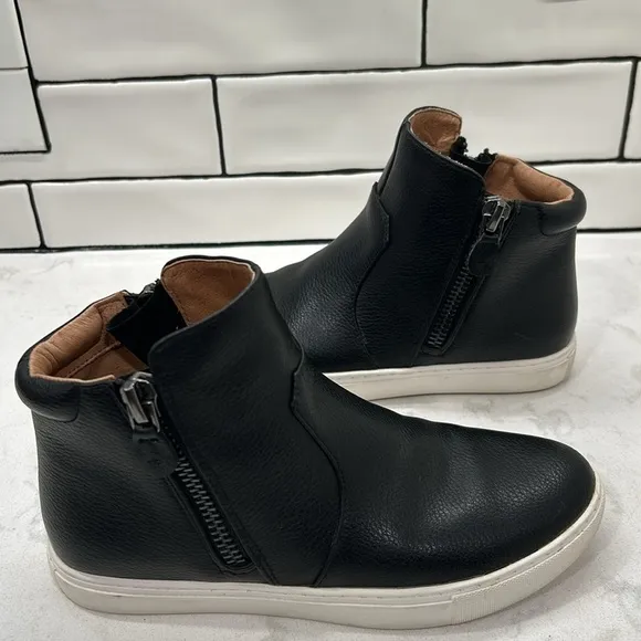 Gentle Souls “ Carter” Black Leather Sneaker Style Ankle Boots Size 7.5