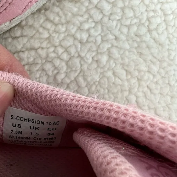 Girls pink sneakers, size 2.5, brand Saucony, great condition