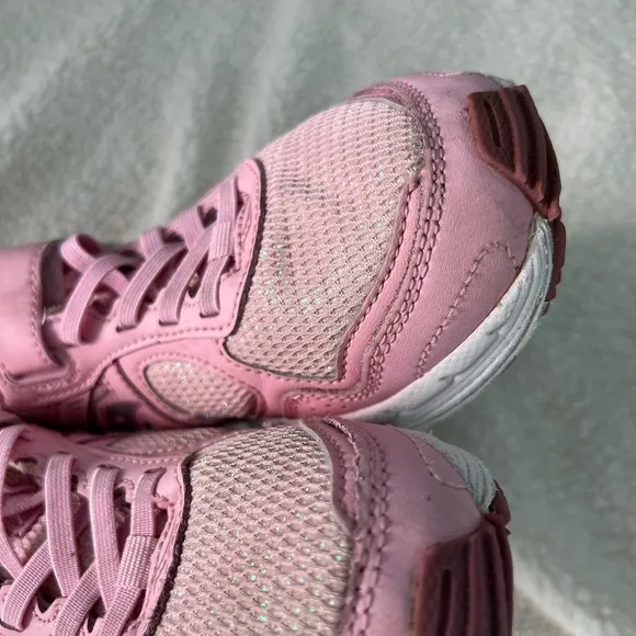 Girls pink sneakers, size 2.5, brand Saucony, great condition