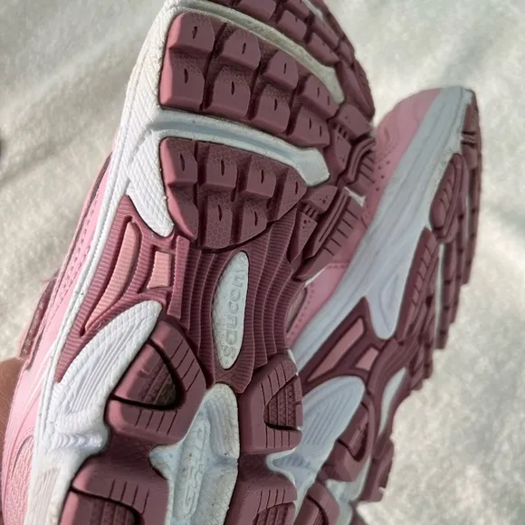 Girls pink sneakers, size 2.5, brand Saucony, great condition