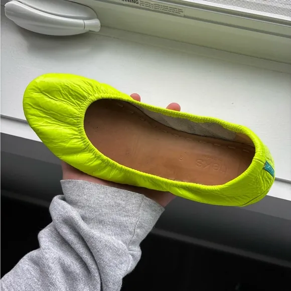GUC Unmellow Yellow Patent Leather Tieks, Size 9
