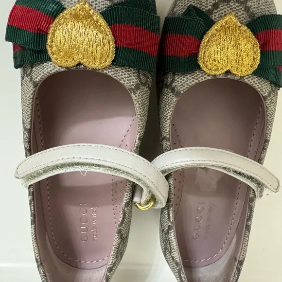 Gucci Gray and Gold Dress Shoes with Elegant Design