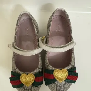 Gucci Gray and Gold Dress Shoes with Elegant Design
