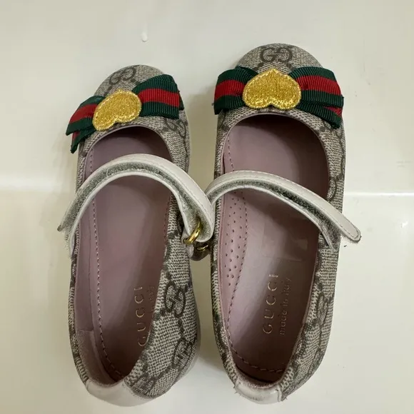 Gucci Gray and Gold Dress Shoes with Elegant Design