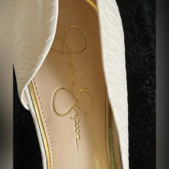 Jessica Simpson White Pointed Toe Pumps. Size 10