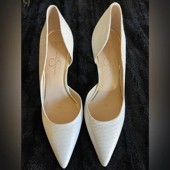 Jessica Simpson White Pointed Toe Pumps. Size 10