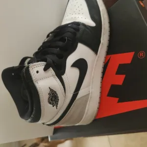 Jordan 1 High Nike Black and White Sneakers Classic Design