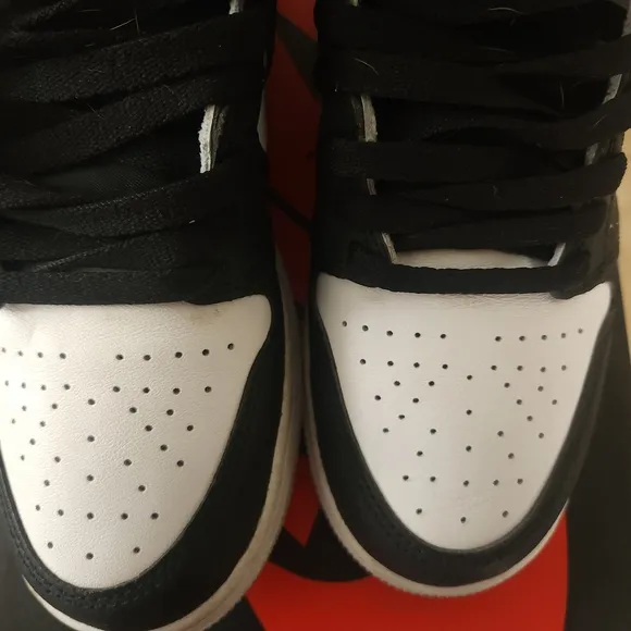 Jordan 1 High Nike Black and White Sneakers Classic Design
