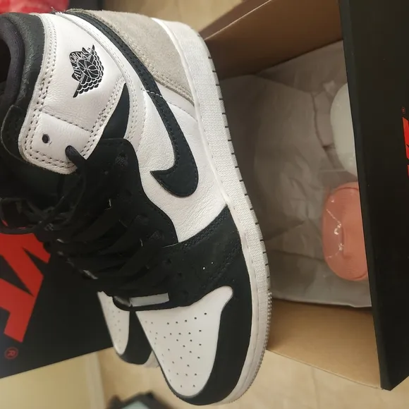 Jordan 1 High Nike Black and White Sneakers Classic Design