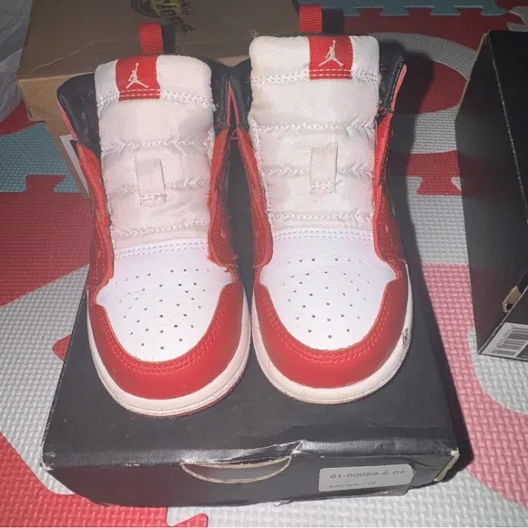 Jordan 1 Mid Sneakers Iconic Design 8c