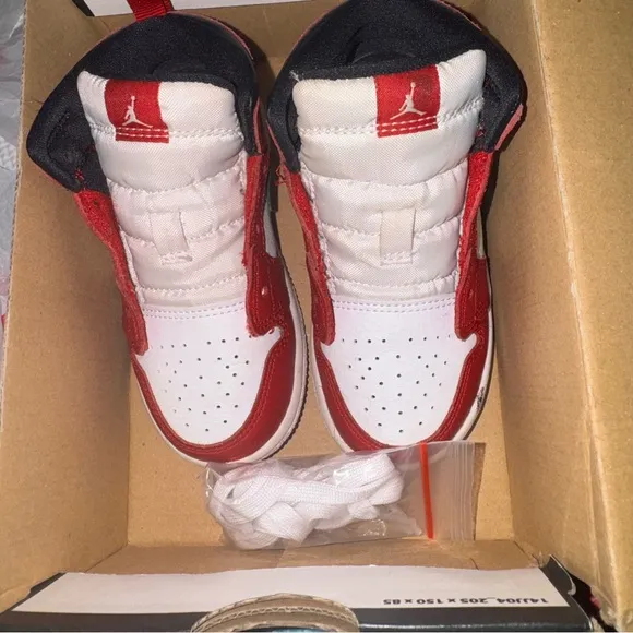 Jordan 1 Mid Sneakers Iconic Design 8c