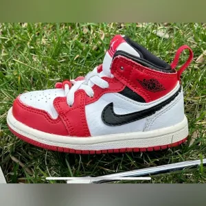 Jordan 1 Mid Sneakers Iconic Design 8c