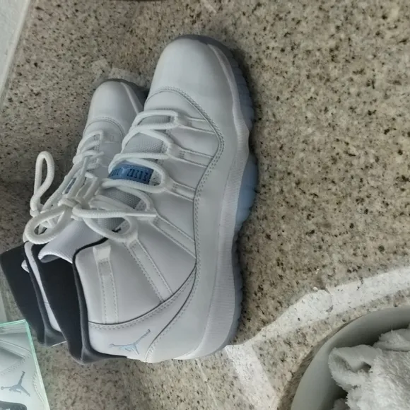 Jordan 11 Legend Blues