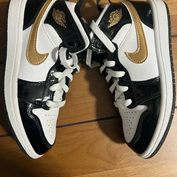 Jordan White Black Gold Sneakers. No original shoe box