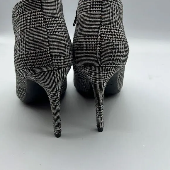 Journee collection Demmi Plaid size 7