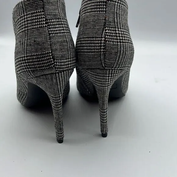 Journee collection Demmi Plaid size 7