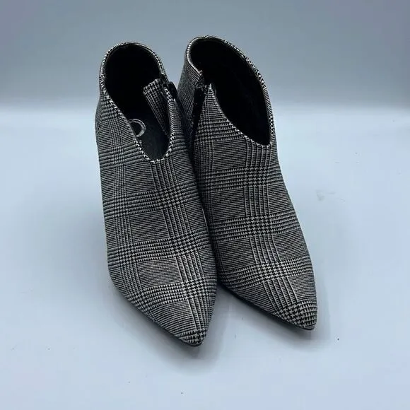 Journee collection Demmi Plaid size 7