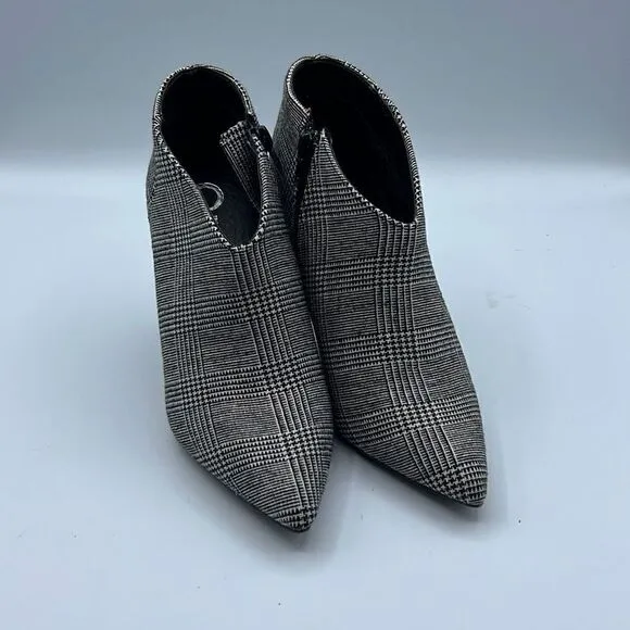 Journee collection Demmi Plaid size 7
