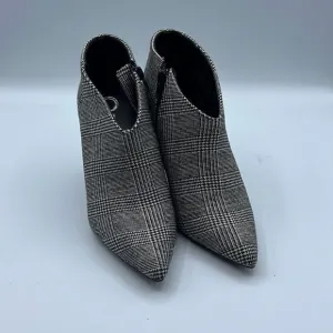 Journee collection Demmi Plaid size 7