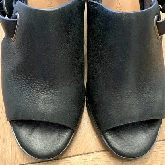 L’Amour Des Pieds Quenton Leather Block Heel Sandals