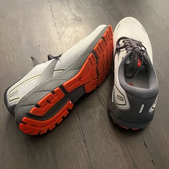 Like NEW-Brooks Men’s Ghost Cushion Sneakers Sz. 10.5 (worn 1 time)