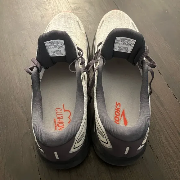 Like NEW-Brooks Men’s Ghost Cushion Sneakers Sz. 10.5 (worn 1 time)