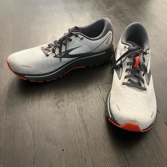 Like NEW-Brooks Men’s Ghost Cushion Sneakers Sz. 10.5 (worn 1 time)