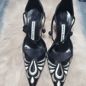 Manolo Blahnik Pointed Toe Black White Satin shoes