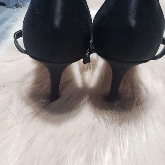 Manolo Blahnik Pointed Toe Black White Satin shoes