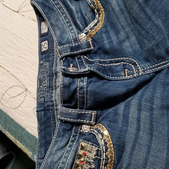 Miss Me embrroidered, rhinestone, studded signature boot cut jeans size 25
