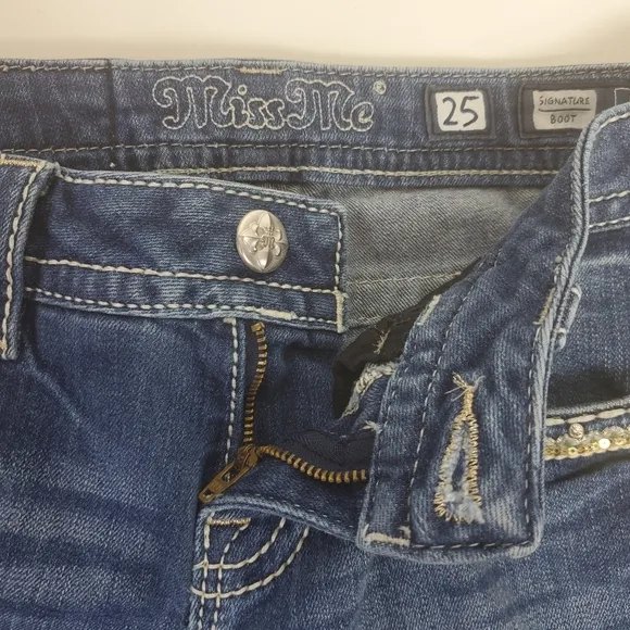 Miss Me embrroidered, rhinestone, studded signature boot cut jeans size 25