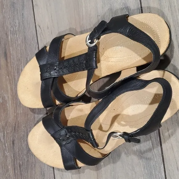 Naturalizer Women Comfort Ankle strap leather shoes sz 10M sandals