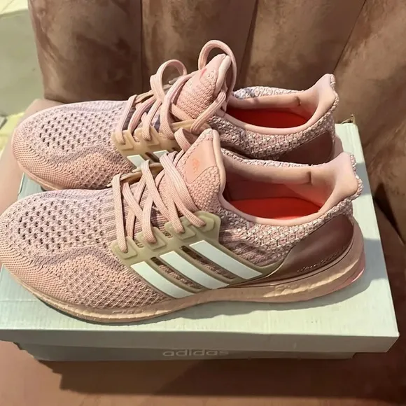 New Adidas ultra boost 5.0 DNA Winder SIZE 8 running shoes mauve pink