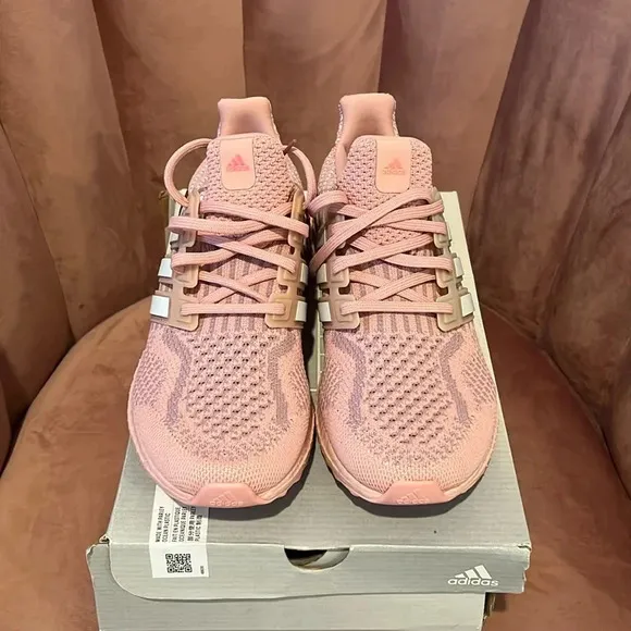 New Adidas ultra boost 5.0 DNA Winder SIZE 8 running shoes mauve pink
