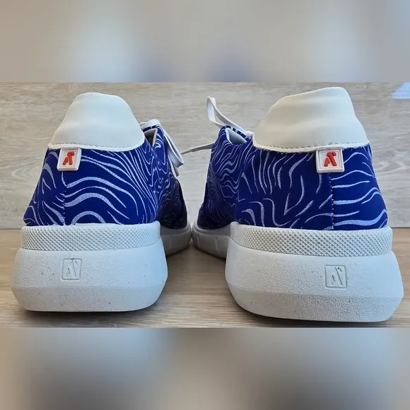 NEW ARCOPEDICO L76  uX029 Blue Tn White Women’s Lace-Up Sneakers Size 40 US 9