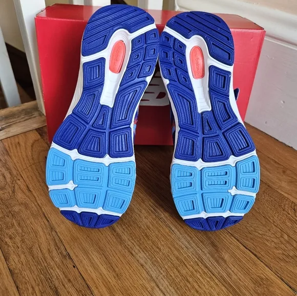 New Balance Big Kids 680V6 Hook and Loop running Sneakers