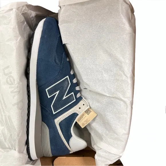 New Balance Women’s 574 Core Classics Sneakers, Navy/White, Size 11 (WL574EVN)