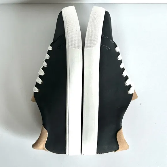 🌸NEW IN BOX Revitalign Women’s Orthotic Sneakers. Size: 7 Black &amp; Tan