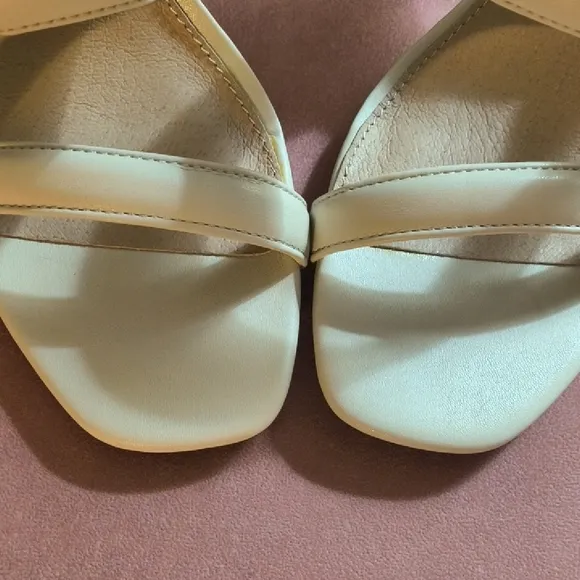 NEW In Box 🎁 Steve Madden Women's Cream Heeled Sandals/Mules