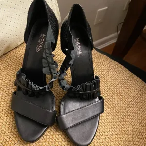NEW MICHAEL KORS Bella Ruffle Platform Sandals, Black 6