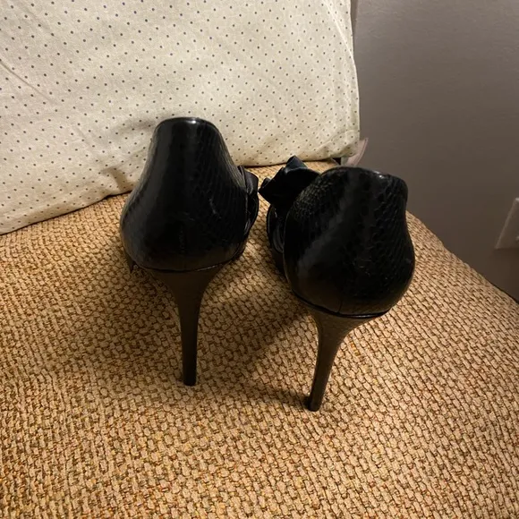 NEW MICHAEL KORS Bella Ruffle Platform Sandals, Black 6
