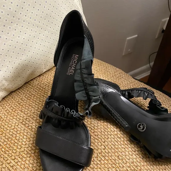 NEW MICHAEL KORS Bella Ruffle Platform Sandals, Black 6
