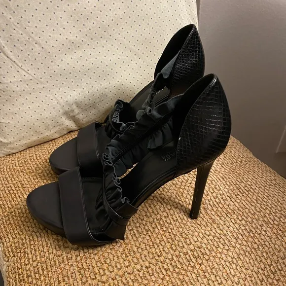 NEW MICHAEL KORS Bella Ruffle Platform Sandals, Black 6