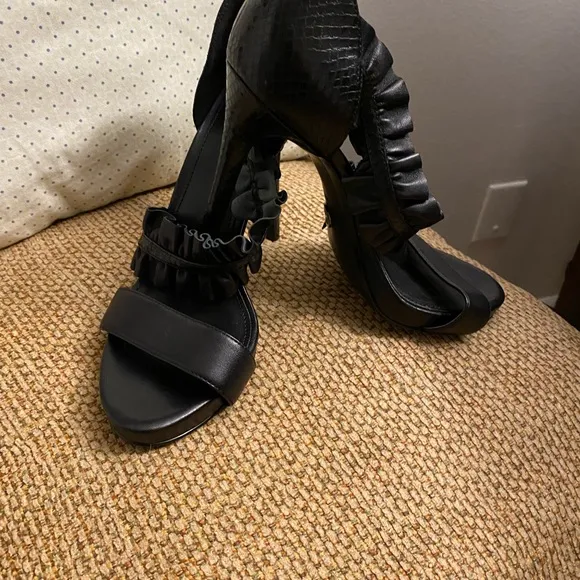 NEW MICHAEL KORS Bella Ruffle Platform Sandals, Black 6