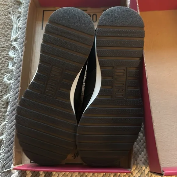 NIB $230 Munro Laurel Black Leather Sleek Slip On Sneakers women size 7 W